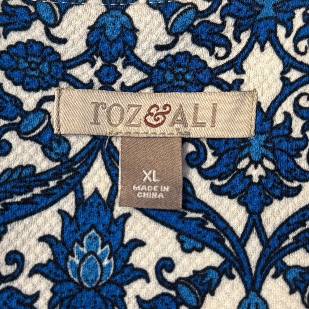 Roz & Ali Blue and White Pattern Short Sleeve Top EUC Size XL - Picture 6 of 7